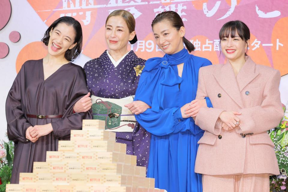 　仲の良さを披露する（左から）蒼井優、宮沢りえ、尾野真千子、広瀬すず（撮影・吉澤敬太）