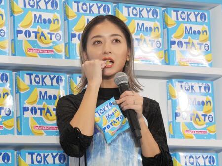 　東京ムーンポテトを試食する池田美優