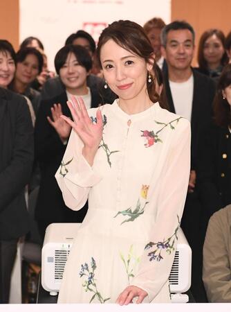 　受賞者らと笑顔で手を振る丸田佳奈氏（撮影・園田高夫）