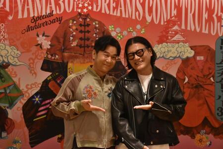 展覧会をアピールした（左から）ＤＲＥＡＭＳ　ＣＯＭＥ　ＴＲＵＥの中村正人、丸山敬太氏