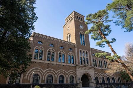 一橋大学（yu_photo／stock.adobe.com）