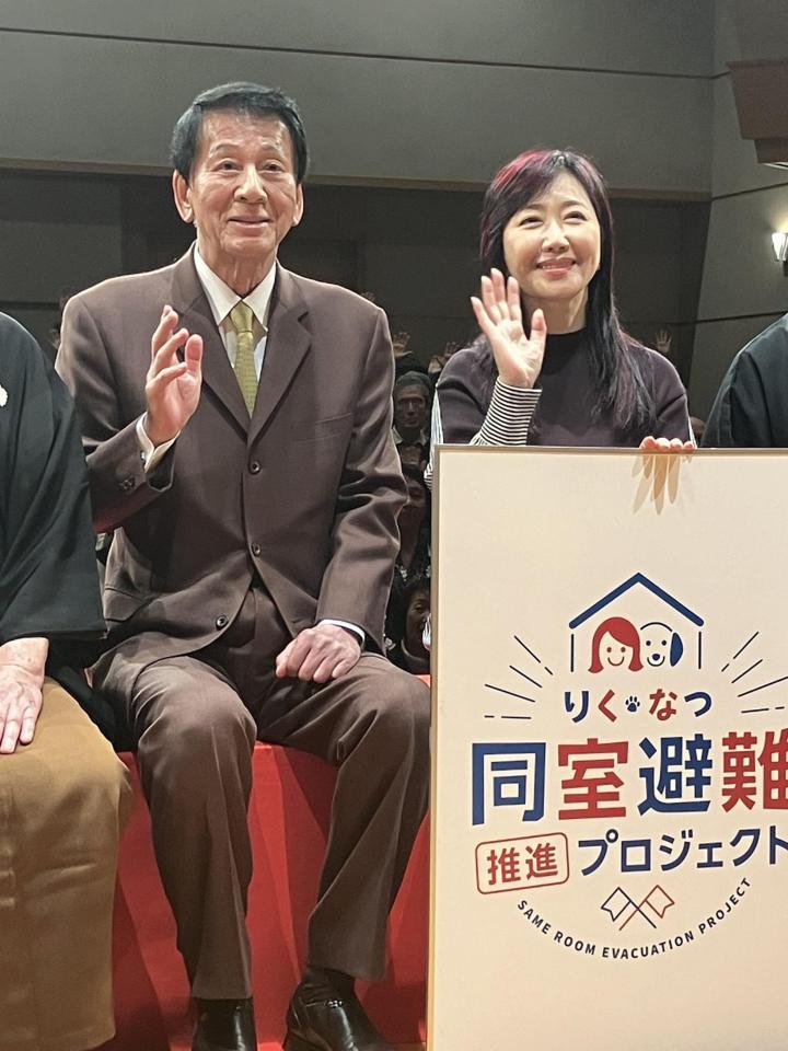 落語会に出席した（左から）杉良太郎、伍代夏子