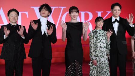 手を振る（左から）阿部サダヲ，佐藤健、永野芽郁、芦田愛菜、山本耕史（撮影・佐々木彰尚）