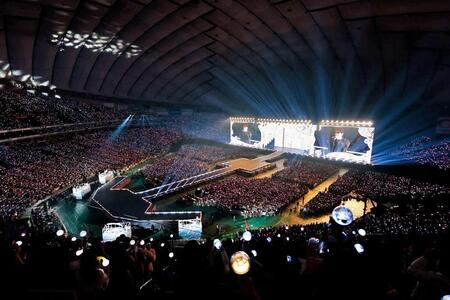 　ペンライトを手に盛り上がるファン　ⓟ＆ⓒ　ＰＬＥＤＩＳ　Ｅｎｔｅｒｔａｉｎｍｅｎｔ