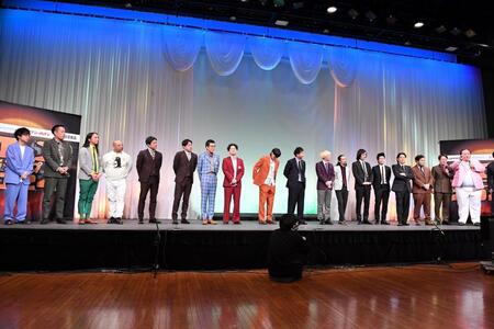 　決勝進出を決め登壇した（右から）ママタルト、令和ロマン、ジョックロック、真空ジェシカ、バッテリィズ、ヤーレンズ、ダイタク、トム・ブラウン、エバース（撮影・開出牧）