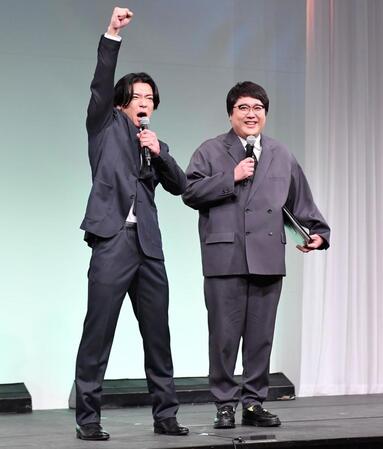 　決勝進出者発表会見のＭＣを務めるマヂカルラブリー（撮影・開出牧）