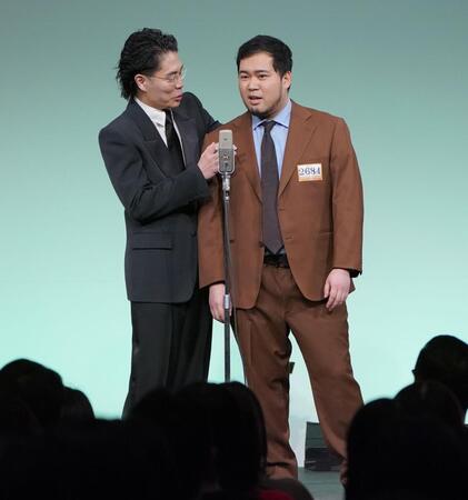 　準決勝でネタを披露する令和ロマン（撮影・開出牧）