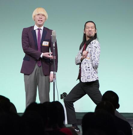 　準決勝でネタを披露する真空ジェシカ（撮影・開出牧）