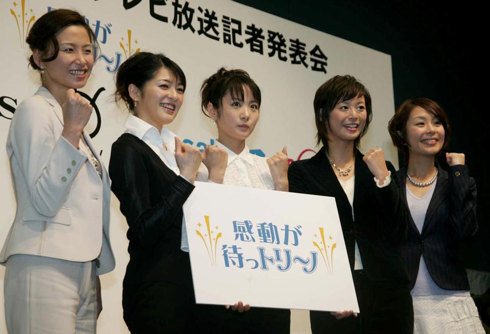 　トリノ五輪を前に各局女子アナが勢ぞろい。（左から）小倉弘子アナ、阿部哲子アナ、高島彩アナ、滝井礼乃アナ、武内絵美アナ＝０６年