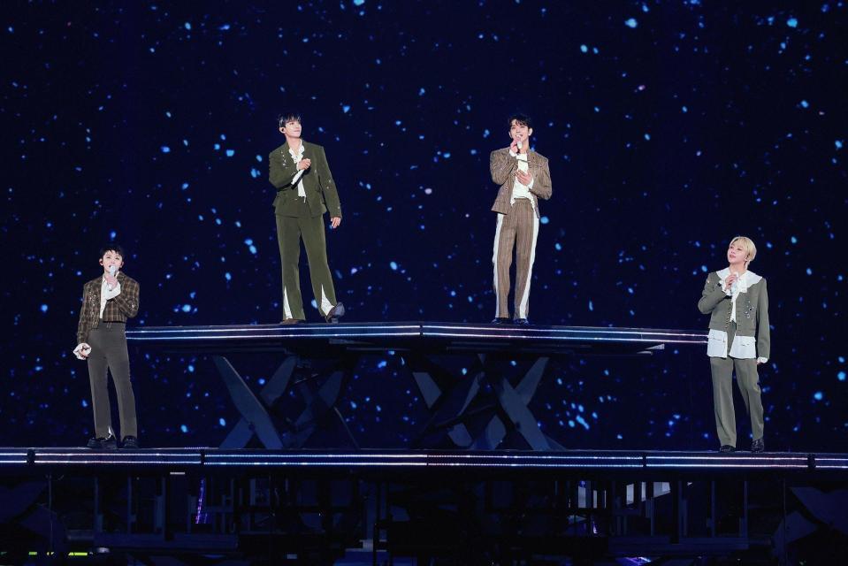 　（左から）ＷＯＯＺＩ、ＤＫ、ＪＯＳＨＵＡ、ＳＥＵＮＧＫＷＡＮ　ⓟ＆ⓒ　ＰＬＥＤＩＳ　Ｅｎｔｅｒｔａｉｎｍｅｎｔ