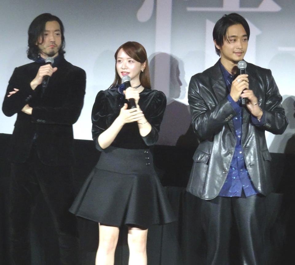 　「情事と事情」に出演した（左から）金子ノブアキ、森香澄アナ、佐藤寛太