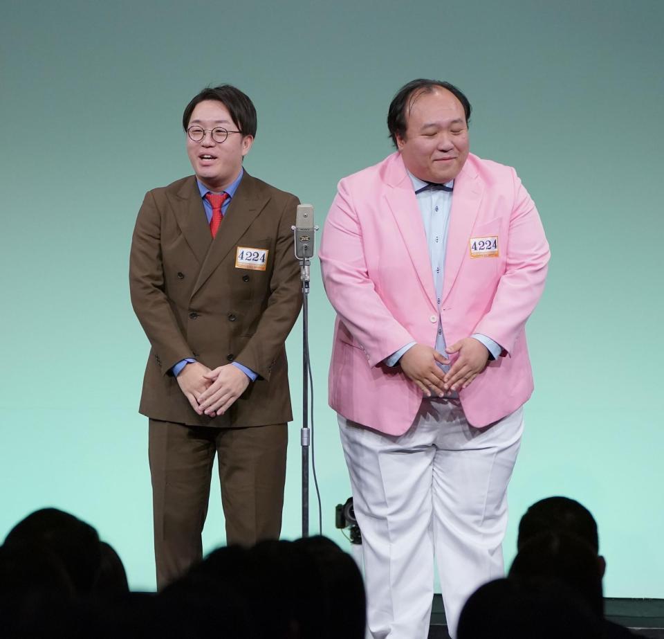 　準決勝でネタを披露するママタルト（撮影・開出牧）