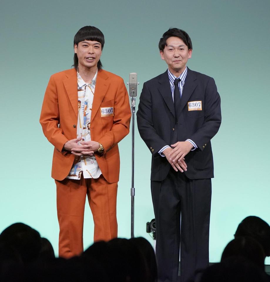 　準決勝でネタを披露するバッテリィズ（撮影・開出牧）