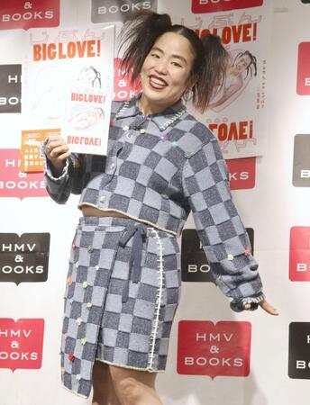 　書籍をＰＲするゆりやんレトリィバァ