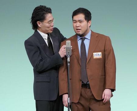 　準決勝でネタを披露する令和ロマン