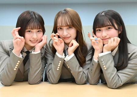 　仲良くポーズをとる（左から）ＨＡＮＮＡ、ＡＬＬＹ、ＣＨＯＣＯ