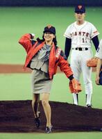 　巨人開幕戦で始球式を行った中山美穂さん＝１９９３年４月