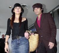 　電撃結婚直後の０２年８月、夫の辻仁成（右）とパリから帰国した中山美穂さん