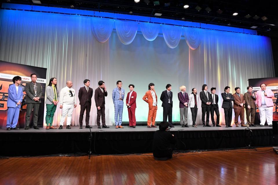 　決勝進出を決め会見に登場した（左から）エバース、トム・ブラウン、ダイタク、ヤーレンズ、バッテリィズ、真空ジェシカ、ジョックロック、令和ロマン、ママタルト（撮影・開出牧）