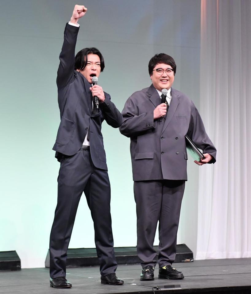 　決勝進出者発表会見のＭＣを務めるマヂカルラブリー（撮影・開出牧）