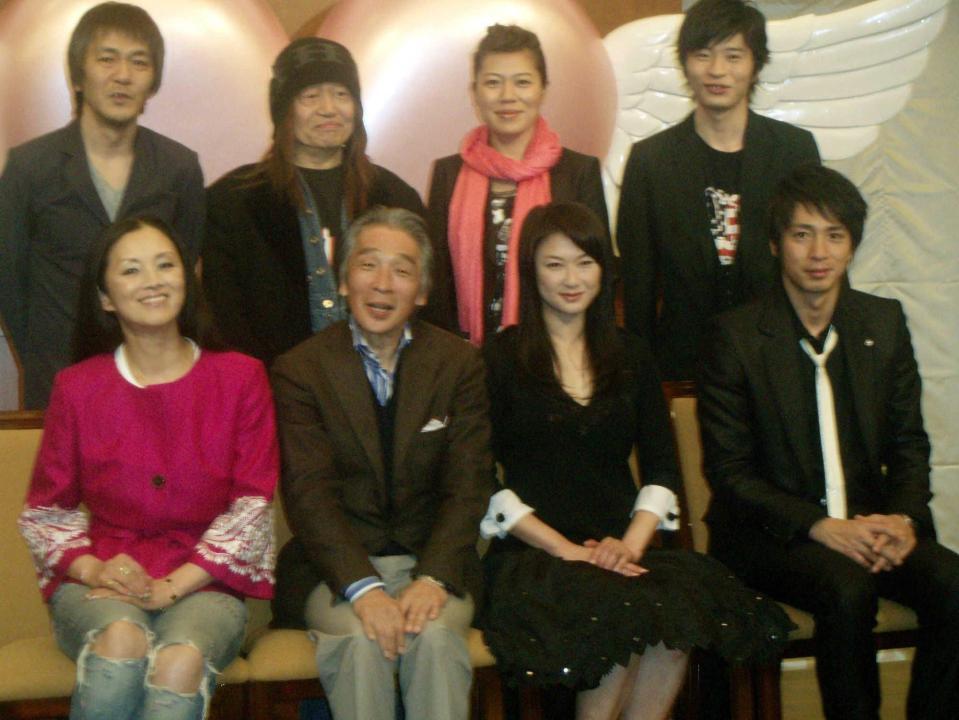 　０８年４月、ドラマ「無理な恋愛」の会見で。（前列左から）夏木マリ、堺正章、夏川結衣、徳井義実