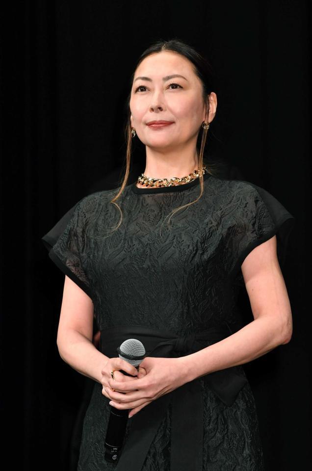 　映画「死刑にいたる病」完成披露試写会に登場した中山美穂さん＝２２年