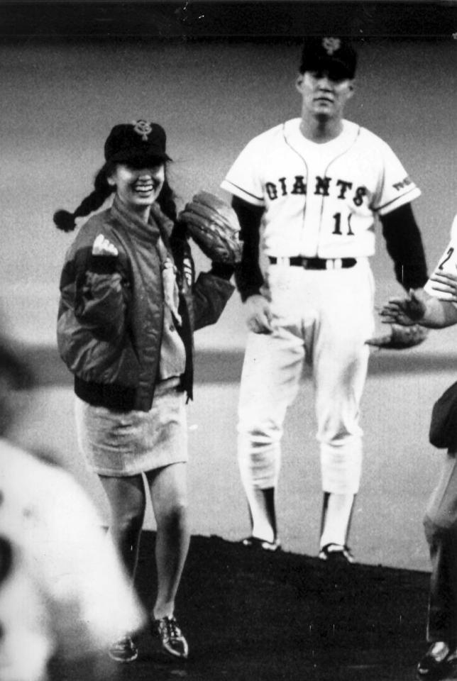 　始球式をする中山美穂さん（左）と開幕投手の巨人・斎藤雅樹（１９９３年４月１０日）