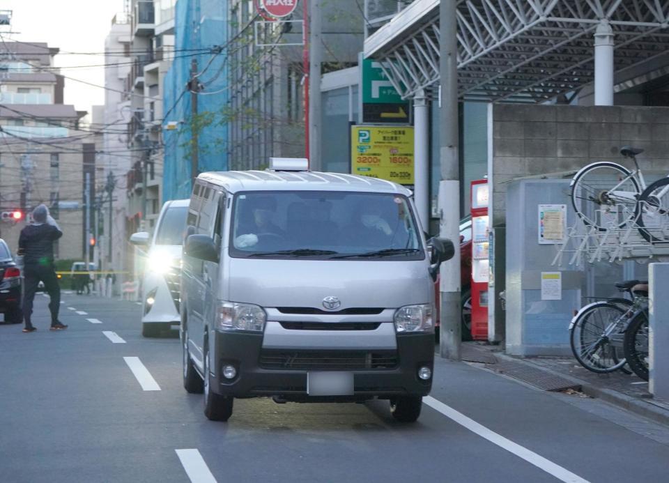 　自宅から運び出された中山美穂さんの遺体を乗せていると思われる車両