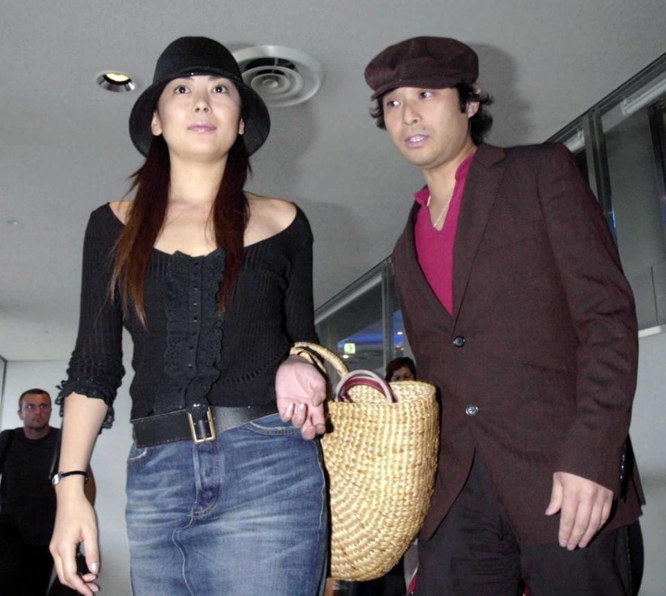 　電撃結婚直後の０２年８月、夫の辻仁成（右）とパリから帰国した中山美穂さん