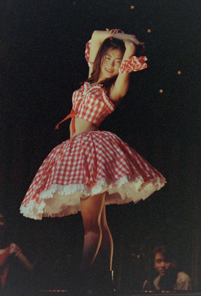 　あでやかなポーズを決める中山美穂さん＝１９９３年６月２４日