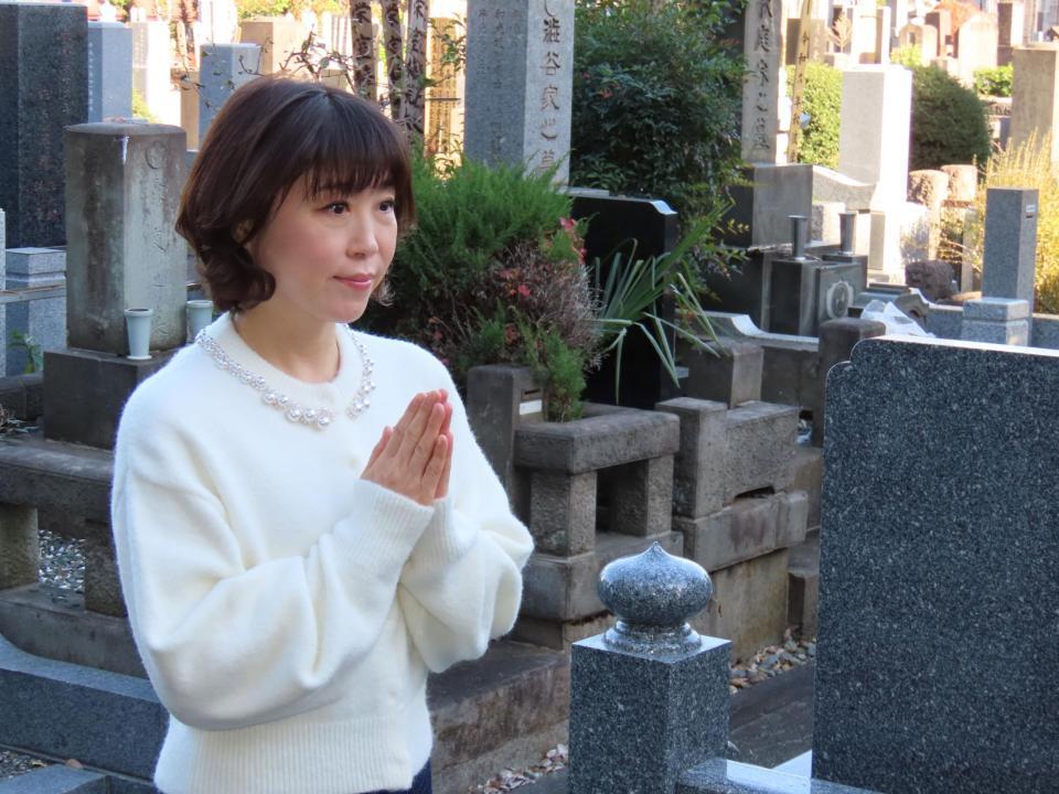 　墓前報告を行った水森かおり