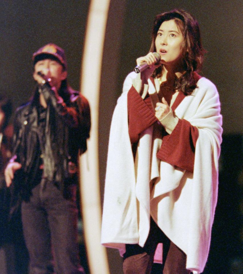 　ＷＡＮＤＳの上杉昇（左）と歌う中山美穂さん＝１９９２年