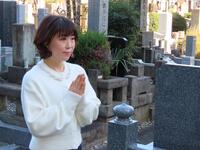 　墓前報告を行った水森かおり