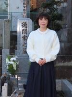 　墓前報告を行った水森かおり