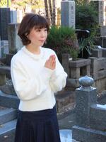 　墓前報告を行った水森かおり