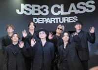 　手を振る三代目　Ｊ　ＳＯＵＬ　ＢＲＯＴＨＥＲＳの（前列左から）ＮＡＯＴＯ、ØＭＩ、今市隆二、（後列同）岩田剛典、小林直己、ＥＬＬＹ、山下健二郎（撮影・吉澤敬太）