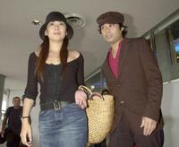 　辻仁成（右）とフランスから帰国＝２００２年８月