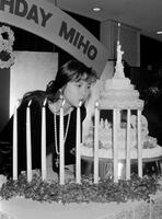 　誕生日パーティーで祝福される中山美穂さん＝８８年