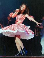 　コンサートで熱唱する中山美穂さん＝１９９３年６月