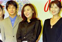 　ドラマ「おいしい関係」で唐沢寿明（左）、飯島直子（右）と共演する中山美穂さん＝１９９６年９月