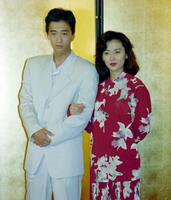 　フジテレビ「逢いたい時にあなたはいない・・・」制作発表に大鶴義丹（左）と出席する中山美穂さん＝１９９１年９月