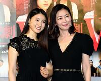 　「Ｗの悲劇」試写会で笑顔を見せる中山美穂さん。左は土屋太鳳＝２０１９年１１月