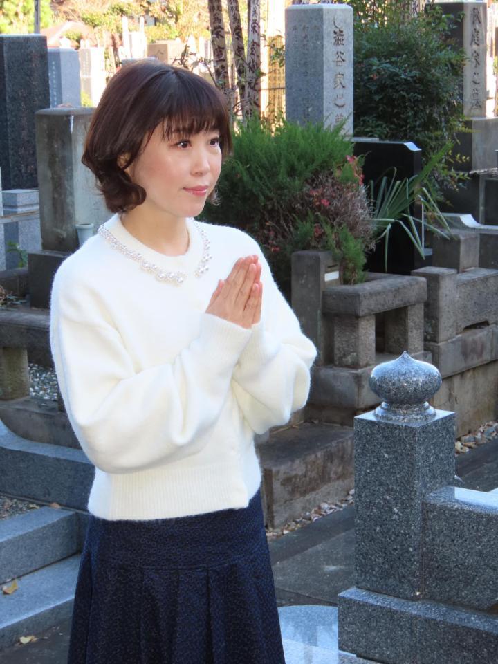 　墓前報告を行った水森かおり