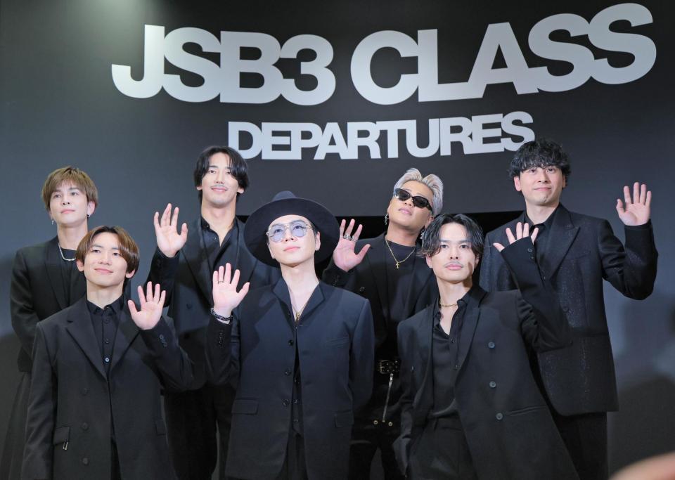 　手を振る三代目　Ｊ　ＳＯＵＬ　ＢＲＯＴＨＥＲＳの（前列左から）ＮＡＯＴＯ、ØＭＩ、今市隆二、（後列同）岩田剛典、小林直己、ＥＬＬＹ、山下健二郎（撮影・吉澤敬太）