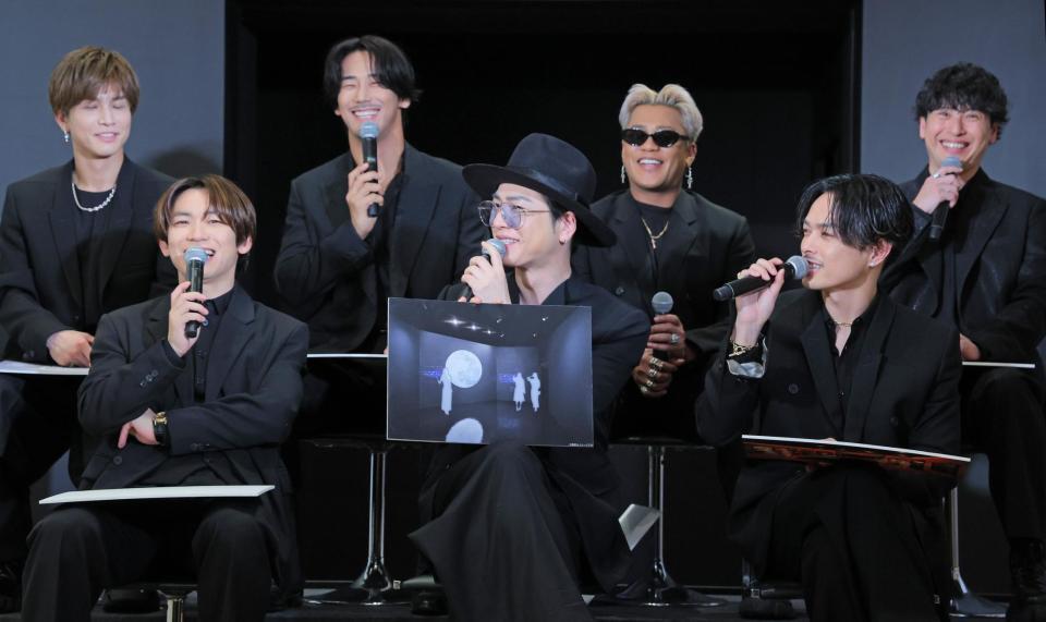 　それぞれの部屋について発表する三代目　Ｊ　ＳＯＵＬ　ＢＲＯＴＨＥＲＳの（前列左から）ＮＡＯＴＯ、ØＭＩ、今市隆二、（後列同）岩田剛典、小林直己、ＥＬＬＹ、山下健二郎（撮影・吉澤敬太）