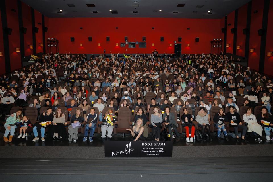 　サプライズ登場でファンを驚かせた倖田來未（中央）