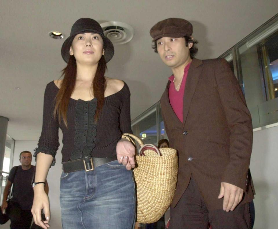 　辻仁成（右）とフランスから帰国＝２００２年８月