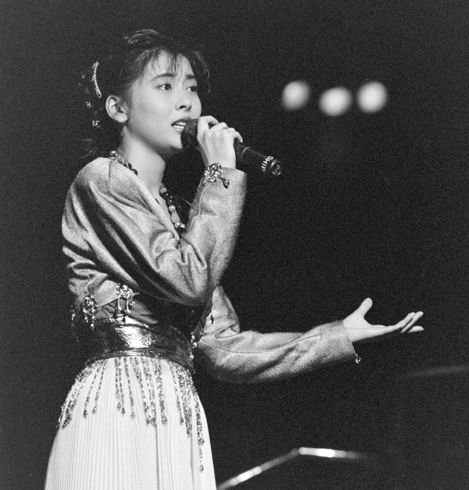 　コンサートで歌唱する中山美穂さん＝１９８９年５月