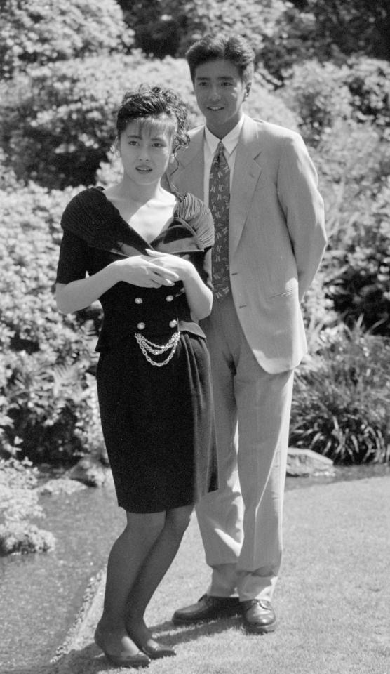 　「どっちにするか」製作発表に出席する中山美穂さん＝１９８９年４月