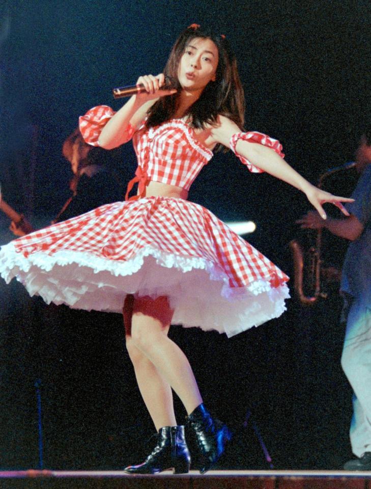 　コンサートで熱唱する中山美穂さん＝１９９３年６月